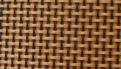 圖片只是示意圖，并不是真正的玻纖布，基本上由經(jīng)緯兩股材料交錯(cuò)編織而成，經(jīng)緯的交錯(cuò)間如果有空隙，就容易藏水分，所以一般會(huì)以透氣性來檢查其密合度。