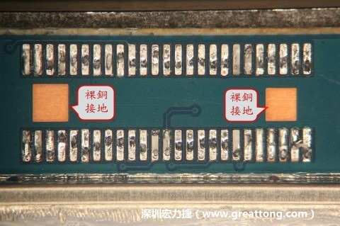 把板對板連接器全部移除，發(fā)現(xiàn)其下方板子共有兩個(gè)裸銅的方形設(shè)計(jì)。