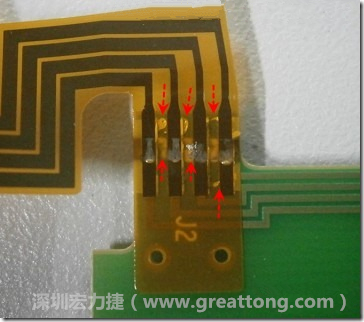 這張圖所顯示的，PCBA工廠實(shí)際進(jìn)行HotBar(熱壓熔錫焊接)焊接的時(shí)候，經(jīng)常會(huì)出現(xiàn)這類焊墊之間短路的問(wèn)題，下面的圖示為比較嚴(yán)重的案例，大部分都只有部份溢錫，但這對(duì)品質(zhì)信賴杜已經(jīng)產(chǎn)生了及大的為害，既使現(xiàn)在測(cè)試沒有出現(xiàn)問(wèn)題，難保在高溫膏濕的環(huán)境下不會(huì)出現(xiàn)電子遷移(Electromigration)的現(xiàn)象。