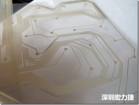 下面第二個圖則是另一片也有著按鍵線路的PTF，當上、下兩面PTF的按鍵結點互相接觸后就可以計算出是哪個按鍵被按下了。可是當按鍵沒有按下時，上下兩片PTF的線路則是分開的，所以上圖那片PTF的線路上面其實還另外覆蓋了另一層透明的PET作為絕緣層，只露出了需要在鍵盤按下時才會碰觸的接觸點，因為這些材質(zhì)使用的都是Polymer，所以才撐這樣的技術為Polydome(聚合簧片)。