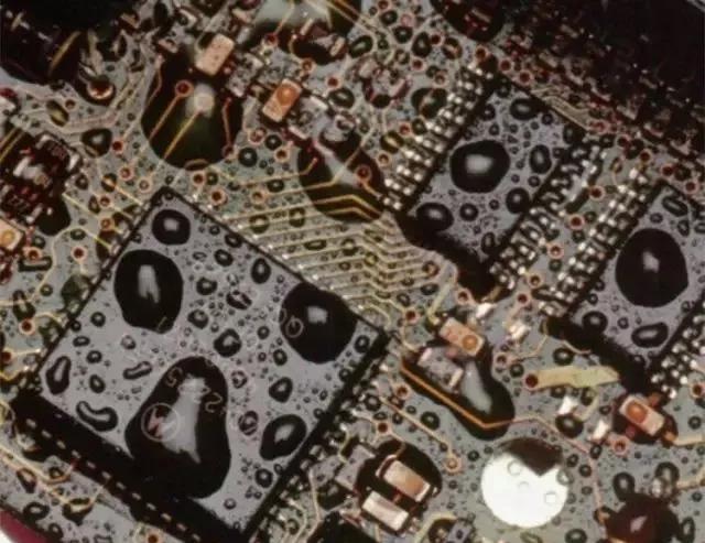 經(jīng)過涂覆工藝后的PCB，在表面形成透明的保護(hù)膜，能有效防止水珠和潮氣侵入，避免漏電和短路。