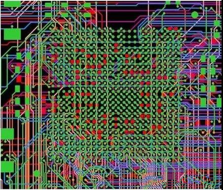 圖18：BGA布線。(頂部)傳統(tǒng)的自動(dòng)布線器。38個(gè)網(wǎng)絡(luò)沒有完成布線。(底部)任意角度的拓?fù)涫阶詣?dòng)布線器。所有網(wǎng)絡(luò)都完成了布線。
